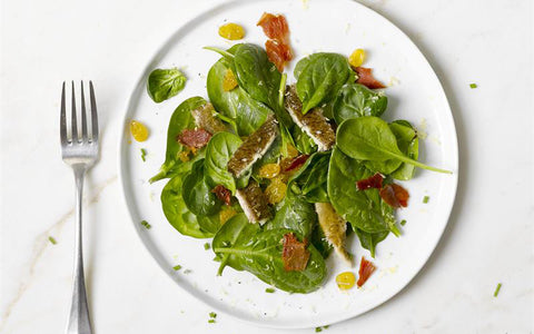 SPINACH SALAD WITH COLE´S SMOKED TROUT AND CRISPY PROSCIUTTO